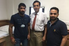 Yogeshwar Dutt treated for knee by Dr. Prateek